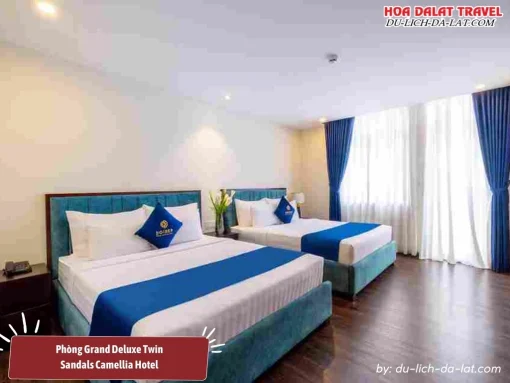 Phòng Grand Deluxe Twin tại Sandals Camellia Hotel Đà Lạt có diện tích khoảng 28m2, trang bị hai giường đơn, tiện nghi trong phòng hiện đại