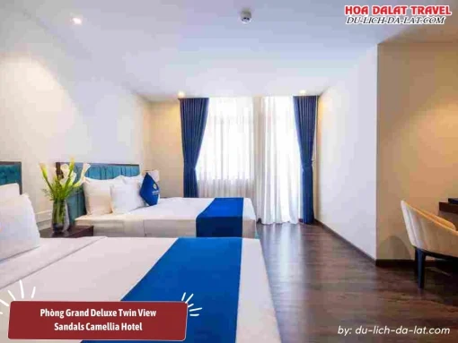 Phòng Grand Deluxe Twin View tại Sandals Camellia Hotel Đà Lạt diện tích khoảng 30m2, trang bị hai giường đơn và cửa sổ, tiện nghi trong phòng cao cấp