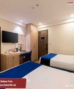 Phòng Deluxe Twin tại Sandals Flora Hotel Đà Lạt có diện tích khoảng 20m2, trang bị 2 giường đơn, tiện nghi gồm tivi, tủ quần áo, bàn làm việc, minibar