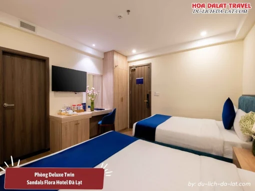 Phòng Deluxe Twin tại Sandals Flora Hotel Đà Lạt có diện tích khoảng 20m2, trang bị 2 giường đơn, tiện nghi gồm tivi, tủ quần áo, bàn làm việc, minibar