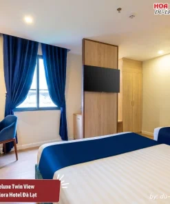 Phòng Deluxe Twin View tại Sandals Flora Hotel Đà Lạt có diện tích 25m2, trang bị 2 giường đơn, tiện nghi hiện đại TV, két an toàn, bàn làm việc, phòng tắm riêng