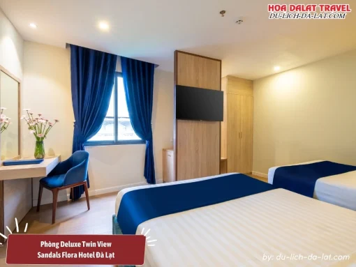 Phòng Deluxe Twin View tại Sandals Flora Hotel Đà Lạt có diện tích 25m2, trang bị 2 giường đơn, tiện nghi hiện đại TV, két an toàn, bàn làm việc, phòng tắm riêng