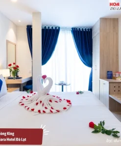 Phòng King tại Sandals Flora Hotel Đà Lạt sang trọng và thoải mái với diện tích 40m2, được trang bị một giường đôi lớn, TV, minibar, phòng tắm riêng, két sắt an toàn