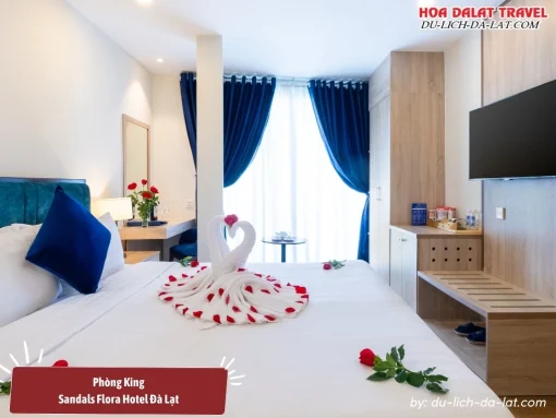 Phòng King tại Sandals Flora Hotel Đà Lạt sang trọng và thoải mái với diện tích 40m2, được trang bị một giường đôi lớn, TV, minibar, phòng tắm riêng, két sắt an toàn