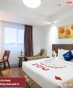 Sandals Lily Hotel cung cấp các hạng phòng tiêu chuẩn quốc tế, trang bị đầy đủ tiện nghi hiện đại như máy điều hòa, tivi, tủ lạnh mini, két sắt