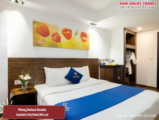 Phòng Deluxe Double tại Sandals LiLy Hotel Đà Lạt có diện tích khoảng 20-26 m2, trang bị một giường đôi cỡ Queen, tiện nghi trong phòng bao gồm Smart TV, két an toàn, minibar với nước uống, trà và cà phê miễn phí