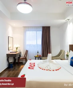 phòng Suite Double tại Sandals LiLy Hotel Đà Lạt có diện tích khoảng 24 m2, trang bị một giường đôi cỡ Queen, tiện nghi trong phòng bao gồm máy điều hòa, tivi, tủ lạnh mini, két sắt, wifi