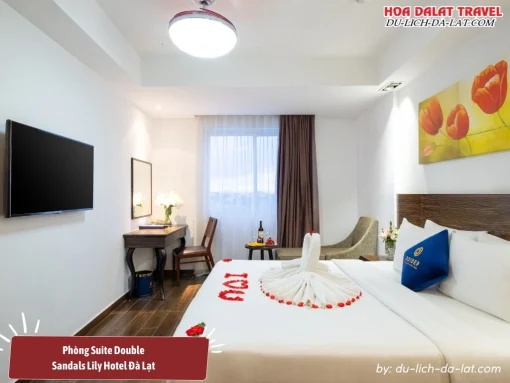 phòng Suite Double tại Sandals LiLy Hotel Đà Lạt có diện tích khoảng 24 m2, trang bị một giường đôi cỡ Queen, tiện nghi trong phòng bao gồm máy điều hòa, tivi, tủ lạnh mini, két sắt, wifi