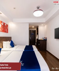 Phòng Suite Twin tại Sandals LiLy Hotel Đà Lạt có diện tích khoảng 30m2, trang bị hai giường đơn, phòng tắm riêng, đầy đủ tiện nghi