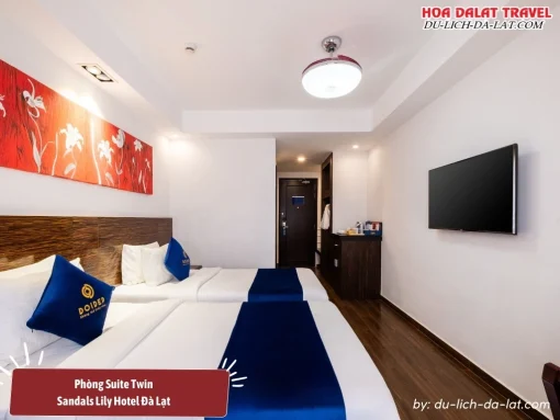 Phòng Suite Twin tại Sandals LiLy Hotel Đà Lạt có diện tích khoảng 30m2, trang bị hai giường đơn, phòng tắm riêng, đầy đủ tiện nghi