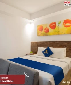 Phòng Queen tại Sandals LiLy Hotel Đà Lạt diện tích khoảng 30 m2, trang bị một giường đôi cỡ lớn, nội thất trang nhã và trang bị các tiện nghi hiện đại