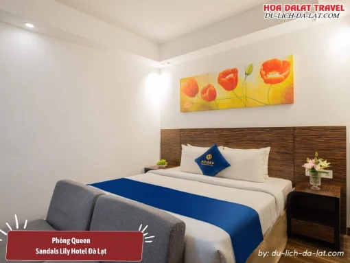 Phòng Queen tại Sandals LiLy Hotel Đà Lạt diện tích khoảng 30 m2, trang bị một giường đôi cỡ lớn, nội thất trang nhã và trang bị các tiện nghi hiện đại