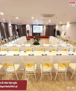 Hội trường Stillus Boutique Hotel Đà Lạt rộng 150m2, trang bị âm thanh, ánh sáng, bàn ghế hiện đại