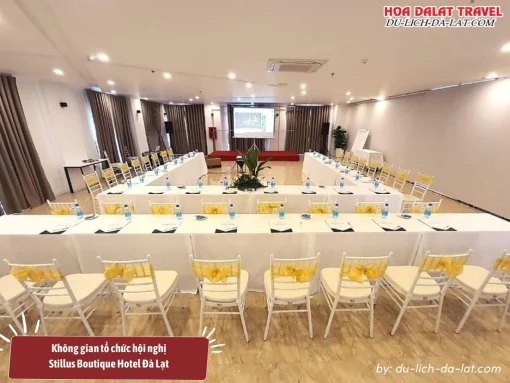 Hội trường Stillus Boutique Hotel Đà Lạt rộng 150m2, trang bị âm thanh, ánh sáng, bàn ghế hiện đại
