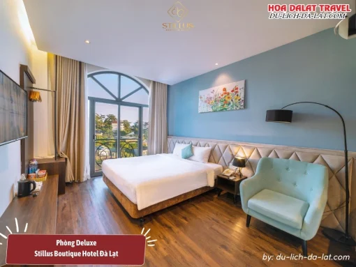 Phòng Deluxe tại Stillus Boutique Hotel Đà Lạt tiện nghi rộng 20m2, có cửa kính lớn view đẹp