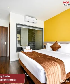 Phòng Premier tại Stillus Boutique Hotel Đà Lạt được trang bị 1 giường lớn, diện tích 23m2 với ban công riêng, phòng tắm riêng