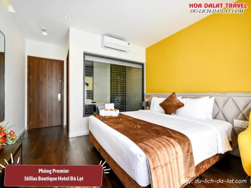 Phòng Premier tại Stillus Boutique Hotel Đà Lạt được trang bị 1 giường lớn, diện tích 23m2 với ban công riêng, phòng tắm riêng