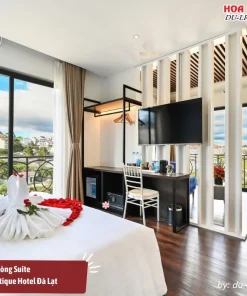 Phòng Suite tại Stillus Boutique Hotel Đà Lạt riêng tư, yên tĩnh, có diện tích 38m2, trang bị giường cỡ lớn, tivi, bàn làm việc,...