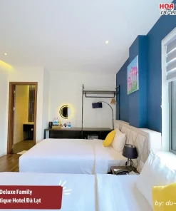 Phòng Deluxe Family tại Stillus Boutique Hotel Đà Lạt có diện tích khoảng 26m2, trang bị 1 giường lớn và 1 giường nhỏ, cửa sổ hướng ra thành phố