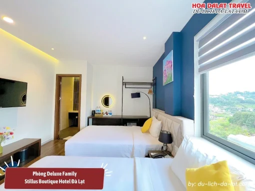Phòng Deluxe Family tại Stillus Boutique Hotel Đà Lạt có diện tích khoảng 26m2, trang bị 1 giường lớn và 1 giường nhỏ, cửa sổ hướng ra thành phố