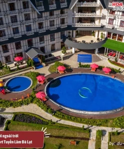 Hồ bơi ngoài trời Swiss-Belresort Tuyền Lâm Đà Lạt rộng rãi, hướng nhìn ra đồi thông và sân golf