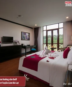 Loại phòng Deluxe hướng sân Golf tại Swiss-Belresort Tuyền Lâm Đà Lạt có diện tích khoảng 35m2, trang bị 1 giường đôi cỡ lớn, nội thất sang trọng và cửa sổ lớn