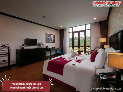 Loại phòng Deluxe hướng sân Golf tại Swiss-Belresort Tuyền Lâm Đà Lạt có diện tích khoảng 35m2, trang bị 1 giường đôi cỡ lớn, nội thất sang trọng và cửa sổ lớn