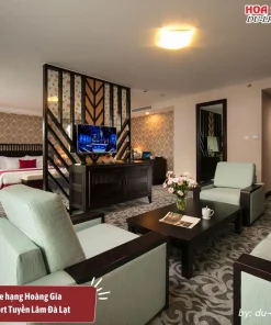 Loại phòng Suite hạng Hoàng Gia tại Swiss-Belresort Tuyền Lâm Đà Lạt có diện tích 61m2, nội thất sang trọng, đẳng cấp như sofa, tivi