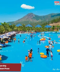 Hồ tạo sóng ở Tea Resort Prenn rộng 2500m2, được thiết kế hiện đại với làn nước trong xanh cùng nhiều trò chơi dưới nước thú vị