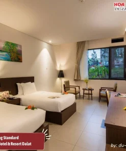 Phòng Standard tại Terracotta Hotel và Resort Dalat diện tích 35m2, hướng vườn, được trang bị 2 giường đơn, phòng tắm rộng rãi, trang bị các thiết bị như quạt, két sắt, minibar, Wi-Fi, TV