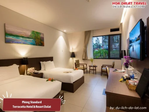 Phòng Standard tại Terracotta Hotel và Resort Dalat diện tích 35m2, hướng vườn, được trang bị 2 giường đơn, phòng tắm rộng rãi, trang bị các thiết bị như quạt, két sắt, minibar, Wi-Fi, TV