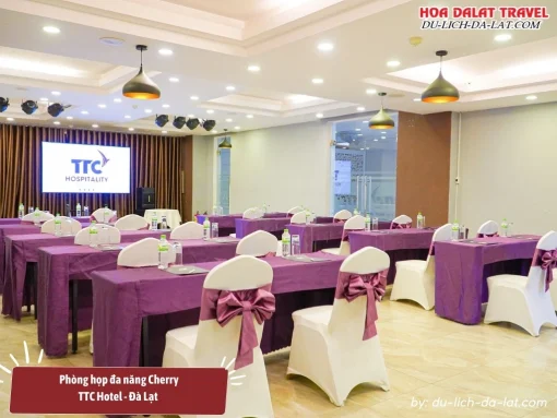 Phòng họp đa năng Cherry tại TTC Hotel Premium Đà Lạt có diện tích khoảng 120m2, được trang bị đầy đủ các thiết bị hiện đại