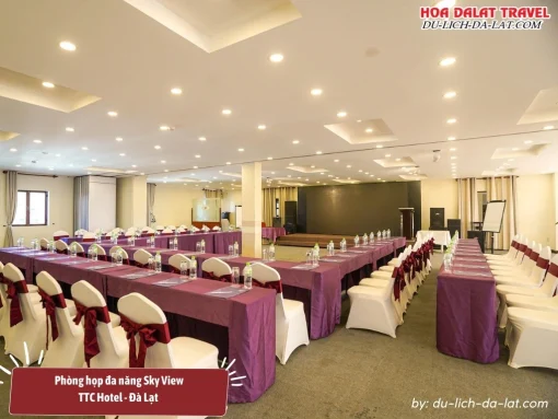 Phòng họp đa năng Sky View nằm ở tầng 7 TTC Hotel Premium Đà Lạt, diện tích 240m2, sức chứa tiêu chuẩn cho 300 chỗ ngồi