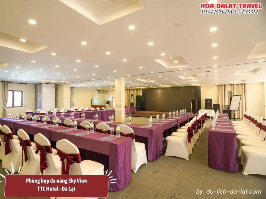 Phòng họp đa năng Sky View nằm ở tầng 7 TTC Hotel Premium Đà Lạt, diện tích 240m2, sức chứa tiêu chuẩn cho 300 chỗ ngồi