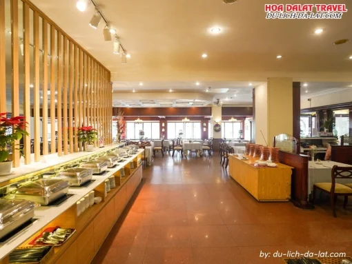 Nhà hàng tại TTC Hotel Đà Lạt phục vụ buffet sáng đa dạng món ăn