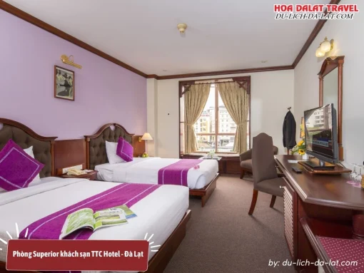 Phòng Superior tại TTC Hotel Đà Lạt với diện tích 28m2, trang bị hai giường đơn, trang bị đầy đủ tiện nghi như TV, minibar, két an toàn