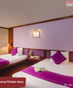 Phòng Deluxe tại TTC Hotel - Đà Lạt với diện tích 34m2, trang bị hai giường đơn 1m4, tiện nghi hiện đại, có cửa sổ lớn