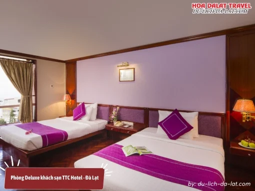 Phòng Deluxe tại TTC Hotel - Đà Lạt với diện tích 34m2, trang bị hai giường đơn 1m4, tiện nghi hiện đại, có cửa sổ lớn