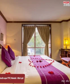 Phòng TTC Suite tại TTC Hotel Đà Lạt có diện tích 60m2, trang bị giường đôi lớn, phòng khách riêng biệt và ban công, tiện nghi trong phòng đầy đủ