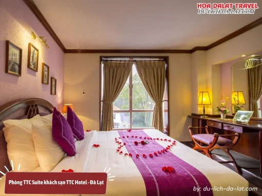 Phòng TTC Suite tại TTC Hotel Đà Lạt có diện tích 60m2, trang bị giường đôi lớn, phòng khách riêng biệt và ban công, tiện nghi trong phòng đầy đủ