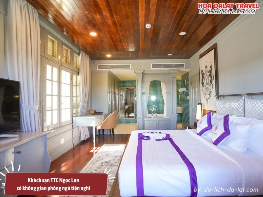 Không gian phòng ngủ TTC Hotel Ngọc Lan rộng rãi, tiện nghi đầy đủ như giường đôi, bàn làm việc, ghế sofa và cửa sổ lớn