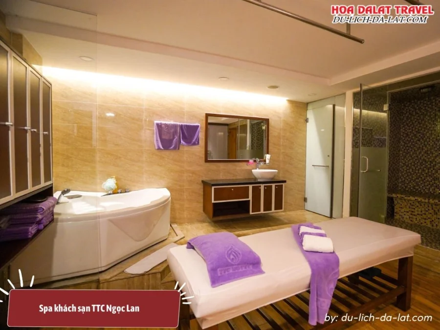 Phòng spa tại TTC Hotel Ngọc Lan Đà Lạt với thiết kế sang trọng, tông màu trầm ấm, trang bị giường massage cao cấp