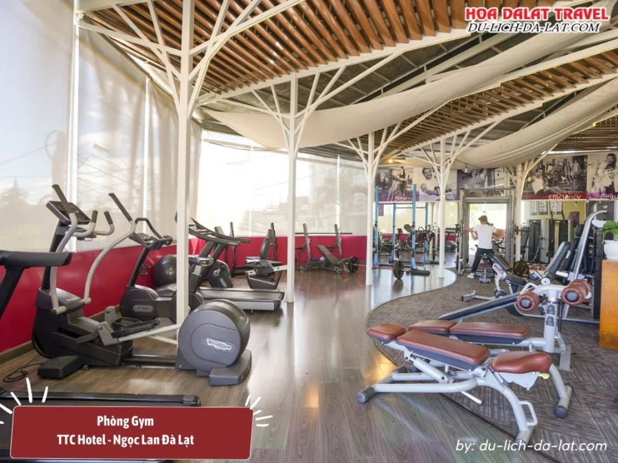 Phòng gym ở khách sạn TTC Ngọc Lan hiện đại, khá đầy đủ thiết bị