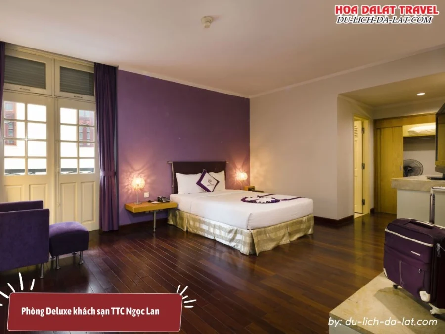 Phòng Deluxe tại TTC Hotel Ngọc Lan Đà Lạt với diện tích 36m2, trang bị giường đôi cỡ lớn, nội thất gỗ cao cấp và cửa sổ