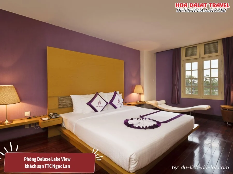 Phòng Deluxe Lake View tại TTC Hotel Ngọc Lan Đà Lạt rộng 38m2, trang bị sàn gỗ, giường đôi, bàn làm việc và ghế sofa