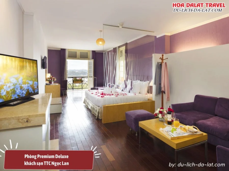 Phòng Premium Deluxe tại TTC Hotel Ngọc Lan Đà Lạt có diện tích khoảng 50-52m2 rộng rãi và thoải mái, trang bị giường đôi lớn và khu vực ghế sofa