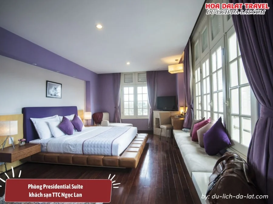 Phòng Presidential Suite rộng 110m2 tại TTC Hotel Ngọc Lan Đà Lạt với thiết kế sang trọng theo phong cách châu Âu, phòng ngủ, phòng khách và phòng bếp riêng biệt