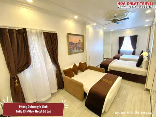 Phòng Deluxe gia đình tại Tulip City View Hotel Đà Lạt có diện tích khoảng 35m2, trang bị 1 giường sofa và 2 giường đôi lớn, tiện nghi đầy đủ