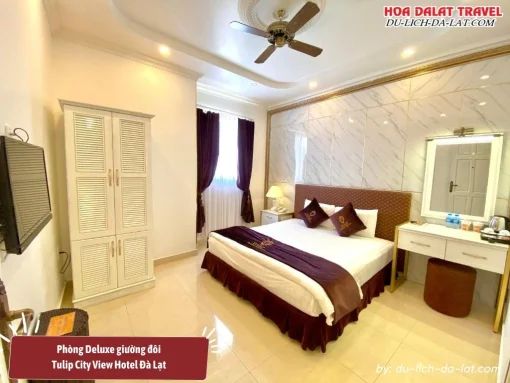 Phòng Deluxe giường đôi tại Tulip City View Hotel Đà Lạt có diện tích khoảng 22m2, trang bị giường King size, nội thất sang trọng, minibar, két an toàn, bàn làm việc, TV, phòng tắm riêng