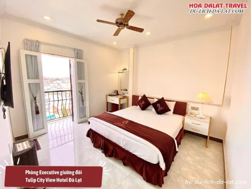 Phòng Executive giường đôi tại Tulip City View Hotel Đà Lạt rộng 18m2, với ban công rộng, trang bị nội thất hiện đại, giường đôi cỡ lớn